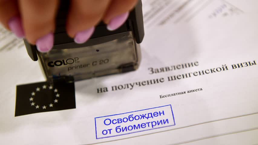 Фото - В Евросоюзе призвали страны пересмотреть решения по выданным россиянам визам